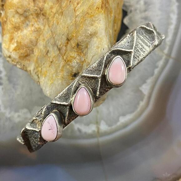 Wilson Dawes Sterling Teardrop Pink Conch Shell Tufa Cast Bracelet For Women - Picture 1 of 10